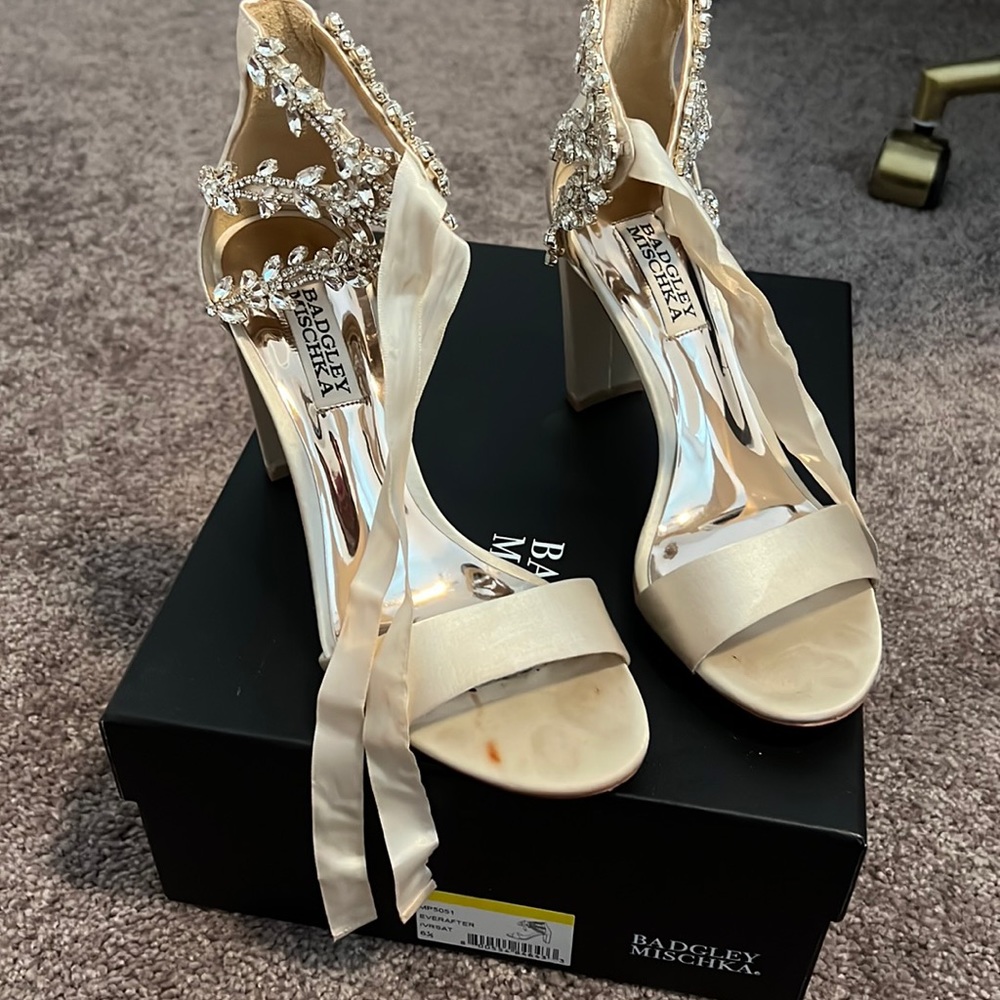 Womens 6.5 Badgley Mischka shoes 👠